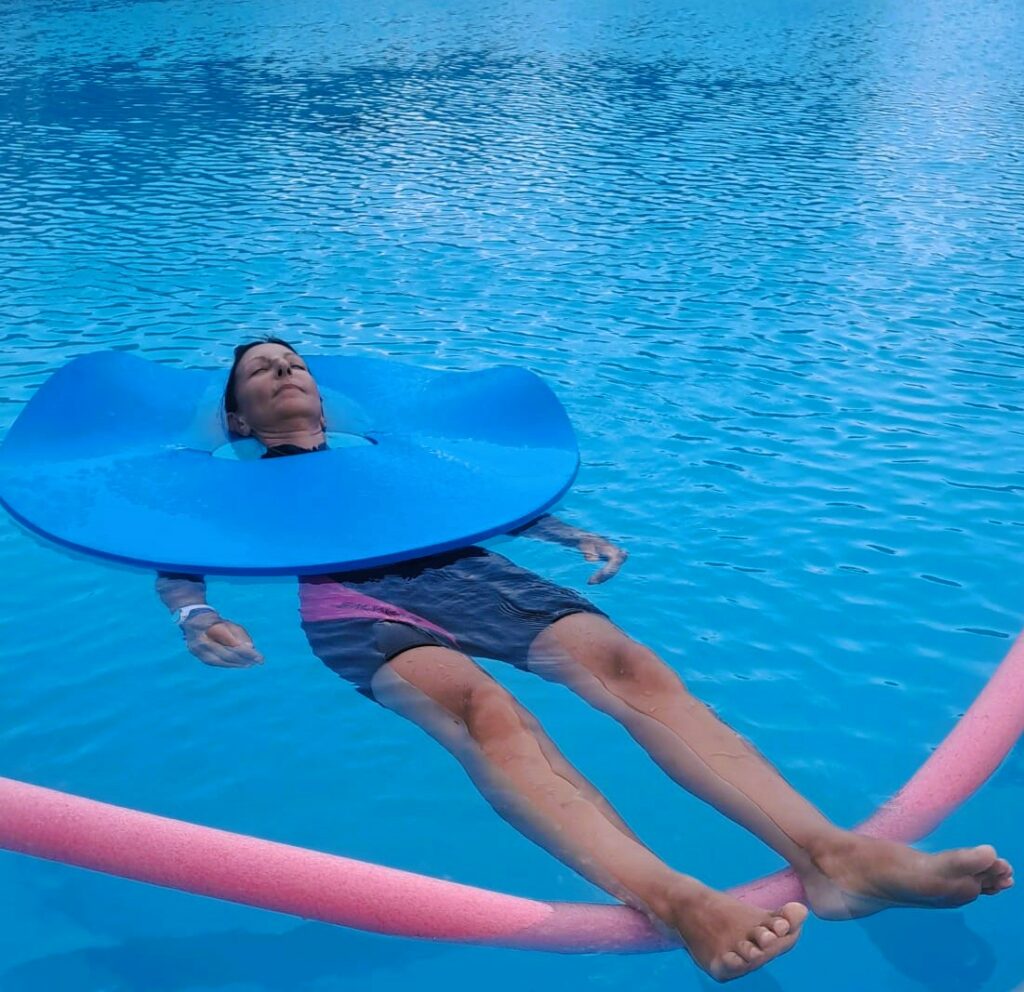 Séance d’accompagnement avec Agnès Ferrand, éducatrice spécialisée et sportive en exercice libéral, entreprise individuelle, en sophrologie aquatique, massage dans l'eau, Janzu, relaxation aquatique, méditation dans l'eau, plongée sous-marine. Lieux de pratique dans l’eau : piscine, mer. En cabinet privé : sophrologie, coaching, EFT. Bienfaits : bien-être, gestion des émotions, gestion de l'énergie, du stress, des traumatismes, des tensions et douleurs corporelles. Accompagnement inspiré par la symbolique de la vie aquatique, de la faune et de la flore marine, pour inspirer notre vie quotidienne. Objectif : soutenir les personnes dans leur autonomie et leur mieux-être.