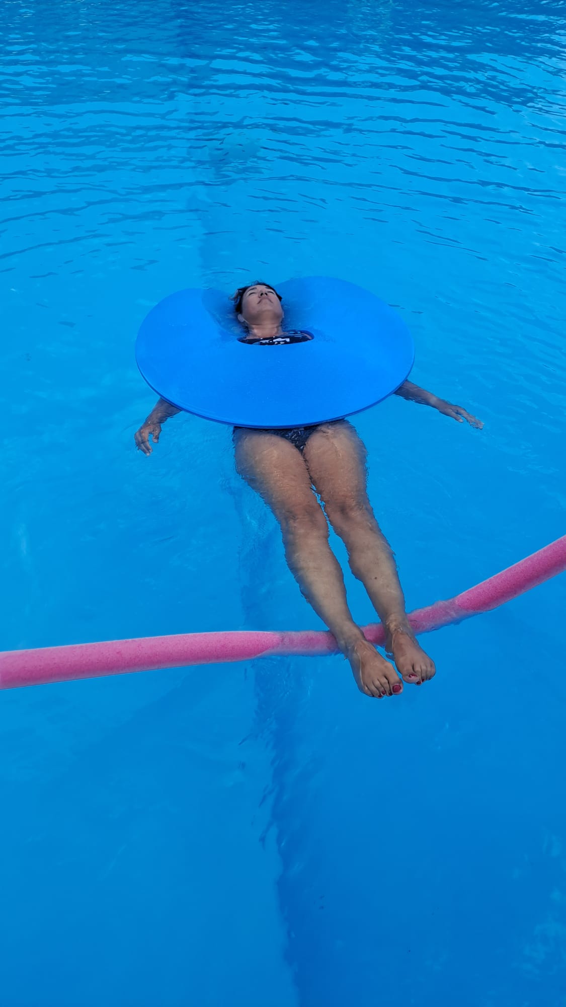 Séance d’accompagnement avec Agnès Ferrand, éducatrice spécialisée et sportive en exercice libéral, entreprise individuelle, en sophrologie aquatique, massage dans l'eau, Janzu, relaxation aquatique, méditation dans l'eau, plongée sous-marine. Lieux de pratique dans l’eau : piscine, mer. En cabinet privé : sophrologie, coaching, EFT. Bienfaits : bien-être, gestion des émotions, gestion de l'énergie, du stress, des traumatismes, des tensions et douleurs corporelles. Accompagnement inspiré par la symbolique de la vie aquatique, de la faune et de la flore marine, pour inspirer notre vie quotidienne. Objectif : soutenir les personnes dans leur autonomie et leur mieux-être.