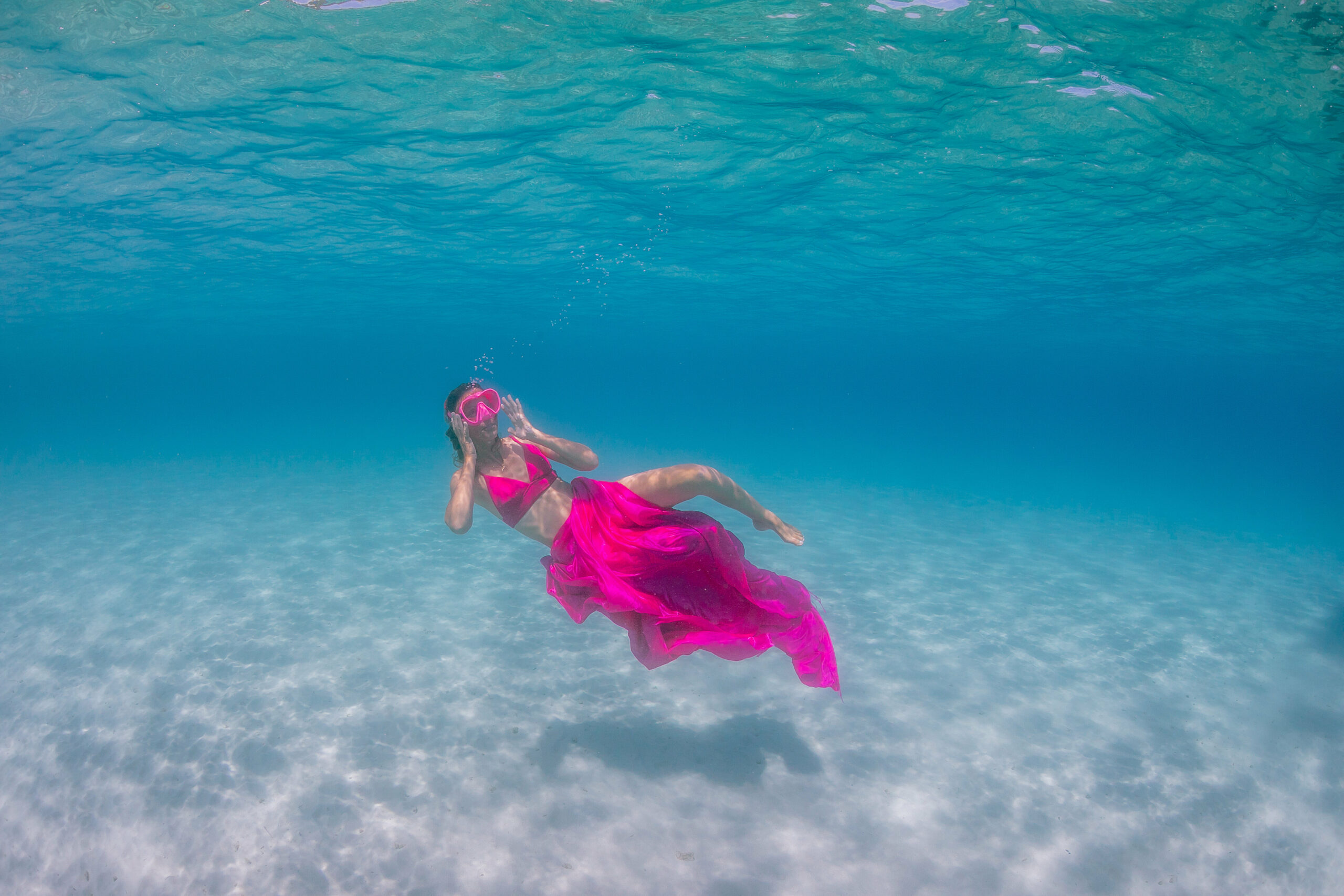 Séance d’accompagnement avec Agnès Ferrand, éducatrice spécialisée et sportive en exercice libéral, entreprise individuelle, en sophrologie aquatique, massage dans l'eau, Janzu, relaxation aquatique, méditation dans l'eau, plongée sous-marine. Lieux de pratique dans l’eau : piscine, mer. En cabinet privé : sophrologie, coaching, EFT. Bienfaits : bien-être, gestion des émotions, gestion de l'énergie, du stress, des traumatismes, des tensions et douleurs corporelles. Accompagnement inspiré par la symbolique de la vie aquatique, de la faune et de la flore marine, pour inspirer notre vie quotidienne. Objectif : soutenir les personnes dans leur autonomie et leur mieux-être.