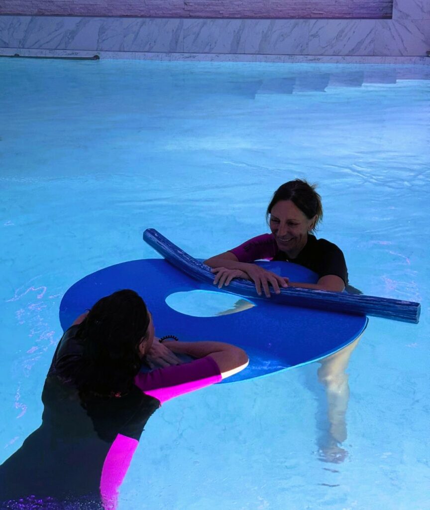 Séance d’accompagnement avec Agnès Ferrand, éducatrice spécialisée et sportive en exercice libéral, entreprise individuelle, en sophrologie aquatique, massage dans l'eau, Janzu, relaxation aquatique, méditation dans l'eau, plongée sous-marine. Lieux de pratique dans l’eau : piscine, mer. En cabinet privé : sophrologie, coaching, EFT. Bienfaits : bien-être, gestion des émotions, gestion de l'énergie, du stress, des traumatismes, des tensions et douleurs corporelles. Accompagnement inspiré par la symbolique de la vie aquatique, de la faune et de la flore marine, pour inspirer notre vie quotidienne. Objectif : soutenir les personnes dans leur autonomie et leur mieux-être.