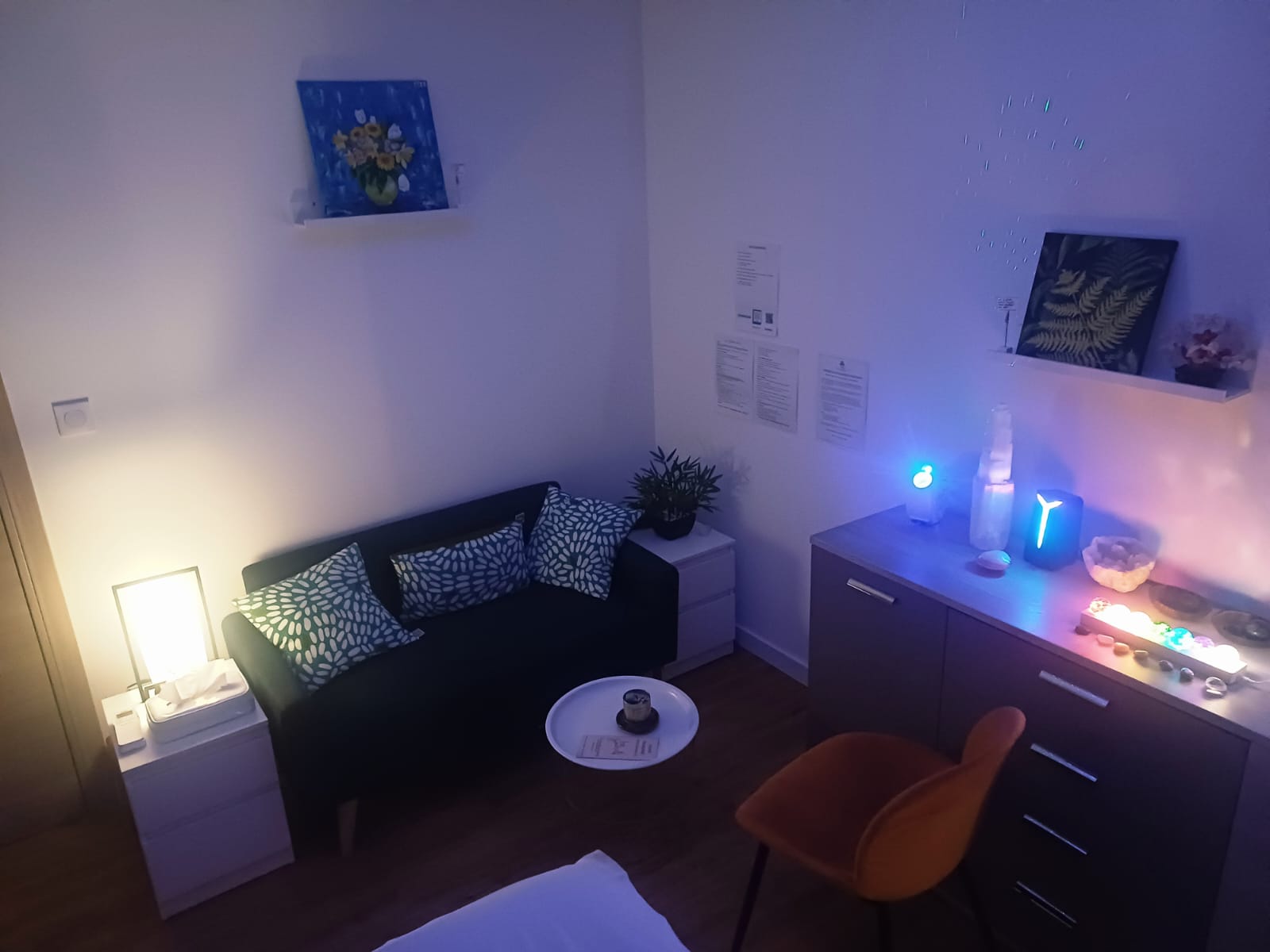 Espace de bien-être aquatique avec sophrologie à Bastia, coussins patterné et lumières apaisantes bleues