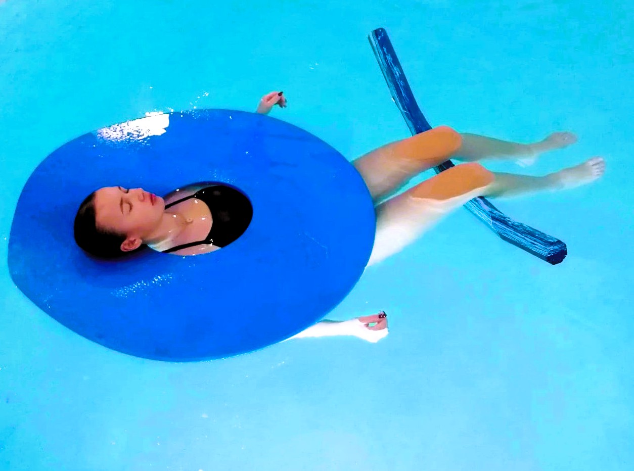 femme apaisée en flotaison sur un atpis aquatique en piscine
