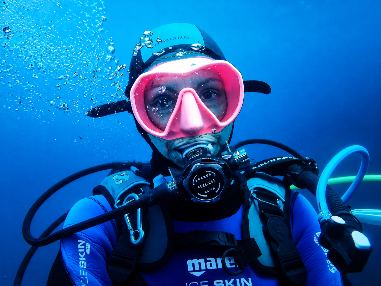 Agnès en plongée sous marine avec son masque rose, photo de portrait