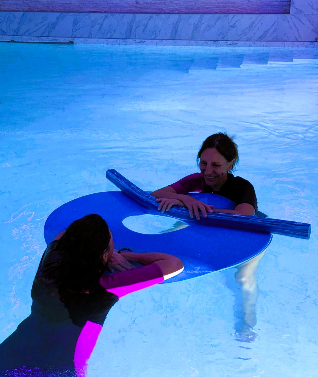 deux femmes en séance sophrologi aquatique en piscine détendu, à Bastia, Haute Corse