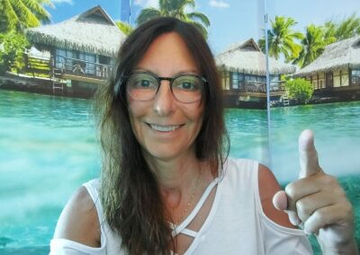 photo d'Agnès avec en arrière plan le milieu marin