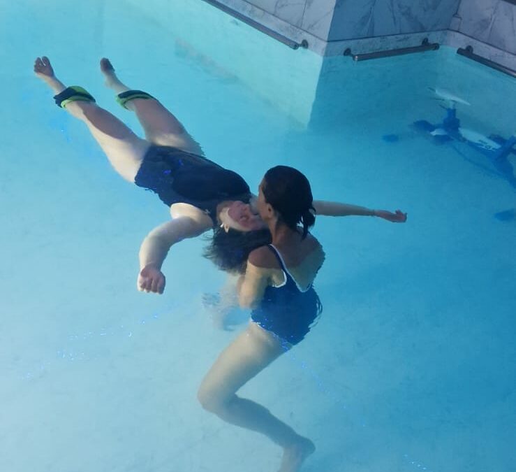 Agnès ferrand avec une dame dans l'eau en piscine séance Janzu