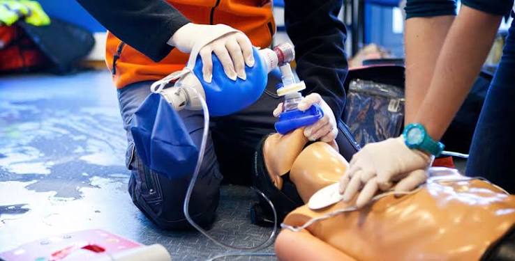 image de secouriste en train de faire un massage cardiaque, une RCP